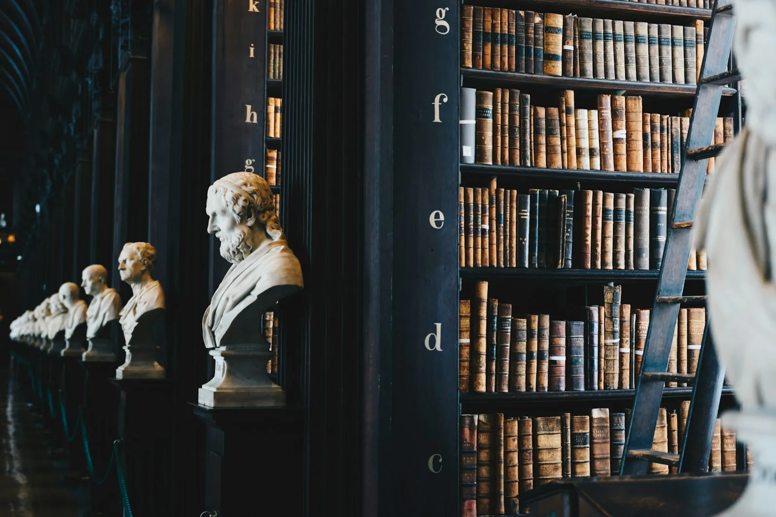 Biblioteca jurídica con estantes de libros antiguos, símbolo de rigor y tradición legal